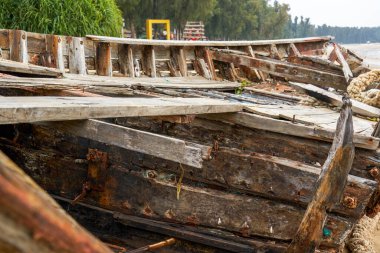 Sahildeki terk edilmiş ahşap tekneye yakın çekim.