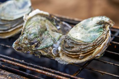 Tatlı ve lezzetli mangal kömürlü sarımsaklı istiridye