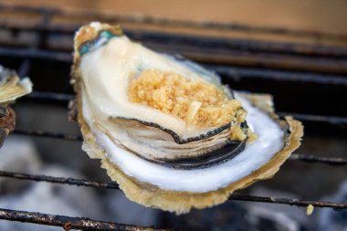 Tatlı ve lezzetli mangal kömürlü sarımsaklı istiridye