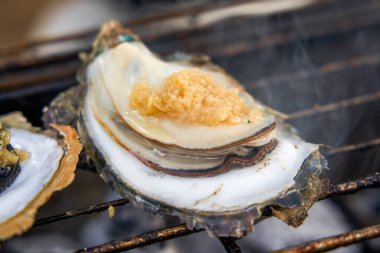 Tatlı ve lezzetli mangal kömürlü sarımsaklı istiridye