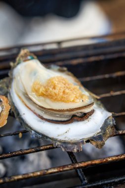 Tatlı ve lezzetli mangal kömürlü sarımsaklı istiridye