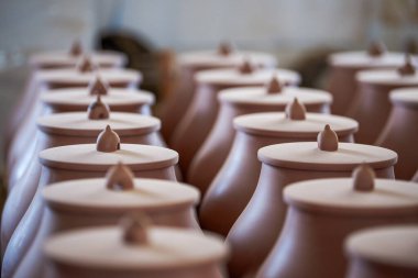 Geleneksel bir Çin çömlek fabrikasında kilden embriyolar ve kalıplar düzgünce istiflenmiş.