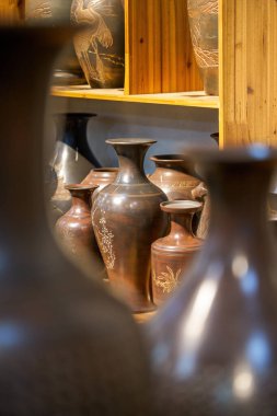 Qinzhou, Guangxi, Çin 'den zarif ve klasik Nixing seramikleri.