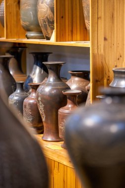 Qinzhou, Guangxi, Çin 'den zarif ve klasik Nixing seramikleri.