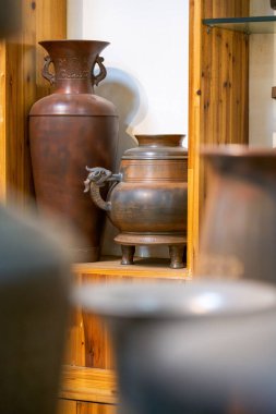 Qinzhou, Guangxi, Çin 'den zarif ve klasik Nixing seramikleri.