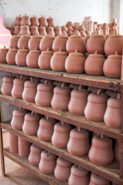 Geleneksel bir Çin çömlek fabrikasında kilden embriyolar ve kalıplar düzgünce istiflenmiş.