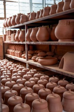 Geleneksel bir Çin çömlek fabrikasında kilden embriyolar ve kalıplar düzgünce istiflenmiş.