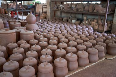 Geleneksel bir Çin çömlek fabrikasında kilden embriyolar ve kalıplar düzgünce istiflenmiş.