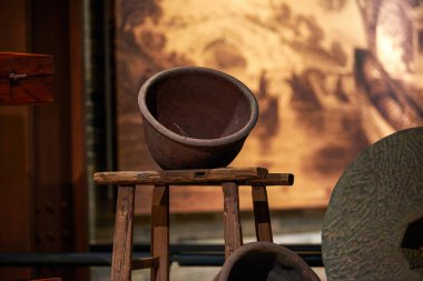 Çin kırsalında kullanılan büyük bir su tankının yakın çekimi.