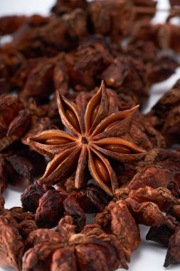 Yıldız anason beyaz zemin üzerinde yaratıcı atmosfer