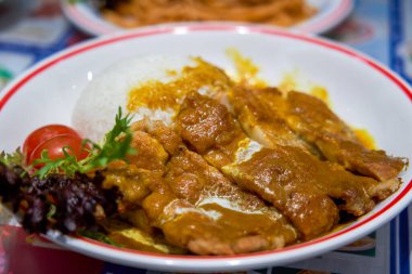 Hong Kong çay restoranında leziz bir körili kızarmış tavuk pirzolası.