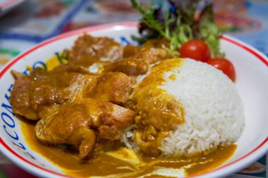 Hong Kong çay restoranında leziz bir körili kızarmış tavuk pirzolası.