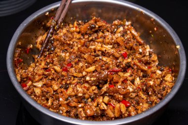 Bir kase geleneksel Çin turşusu sebze turşusu, fasulye sosu.