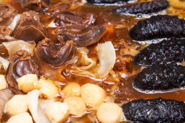 Bir kap görkemli ve lüks Çin Yeni Yılı Poon Choi, hem dağlardan hem denizlerden gelen lezzetler.