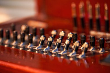 Geleneksel telefon ve telgraf kablo ekipmanlarına yakın çekim