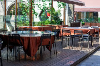 Çin restoranında büyük masa ve koltuklar.