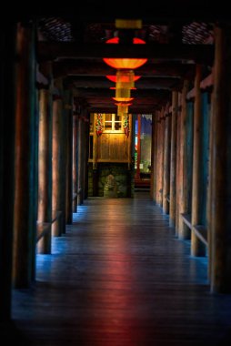 Guangxi, Çin 'de geleneksel Zhuang mimarisinin tahta koridoru.