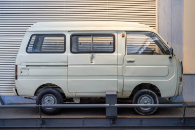 Eski eski minibüsün yakın plan görüntüsü