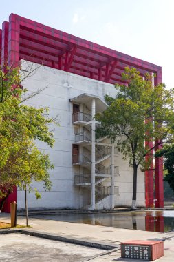 Şehirdeki bir binanın dış duvarında karşılıklı merdiven asılıydı.