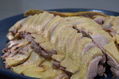 Lezzetli bir tabak kaynamış ördek, tuzlanmış ördek.