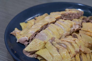 Lezzetli bir tabak kaynamış ördek, tuzlanmış ördek.