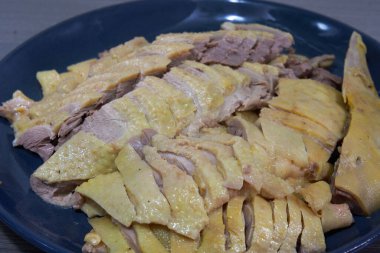 Lezzetli bir tabak kaynamış ördek, tuzlanmış ördek.