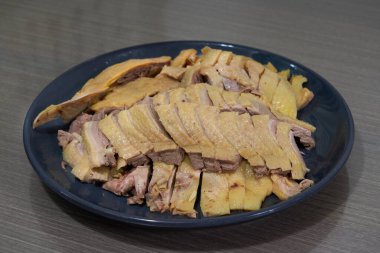 Lezzetli bir tabak kaynamış ördek, tuzlanmış ördek.