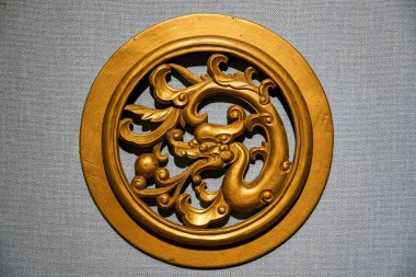 Altından yapılmış Çin tarzı bir ejderha totemi.