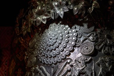 Bitki dokusunu taklit eden metal bir heykel.