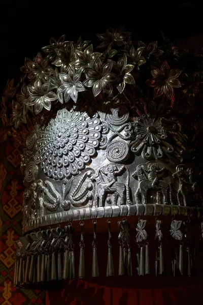 Bitki dokusunu taklit eden metal bir heykel.