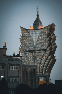 Eski sokak manzarası ve Macau, Çin 'deki hareketli kumarhane bölgesi.