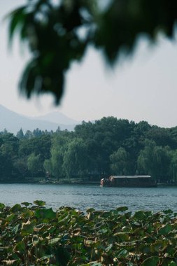 Hangzhou, Zhejiang, Çin 'deki Batı Gölü' nün güzel manzarası ve hoş insanları.
