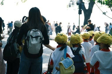 İlkokul öğrencileri Hangzhou, Zhejiang, Çin 'deki Batı Gölü yakınlarında bahar gezisine çıktılar.