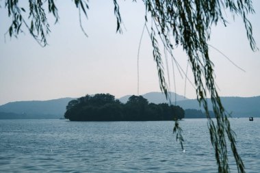 Hangzhou, Zhejiang, Çin 'deki Batı Gölü' nün güzel manzarası ve hoş insanları.