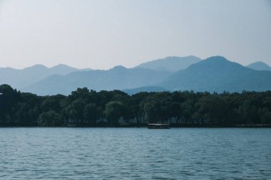 Hangzhou, Zhejiang, Çin 'deki Batı Gölü' nün güzel manzarası ve hoş insanları.