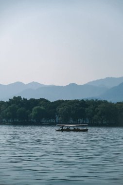 Hangzhou, Zhejiang, Çin 'deki Batı Gölü' nün güzel manzarası ve hoş insanları.