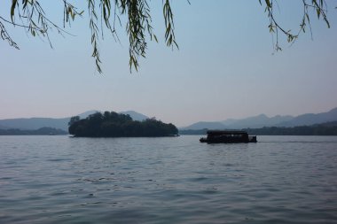 Hangzhou, Zhejiang, Çin 'deki Batı Gölü' nün güzel manzarası ve hoş insanları.