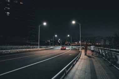 Nanning, Guangxi, Çin 'deki sessiz şehir yolu.