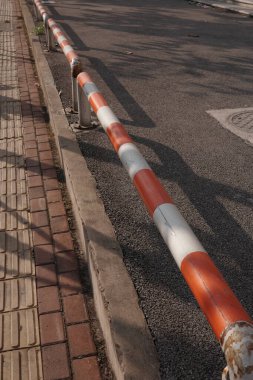 Şehir yolunun kenarındaki trafik korkuluklarına yakın çekim