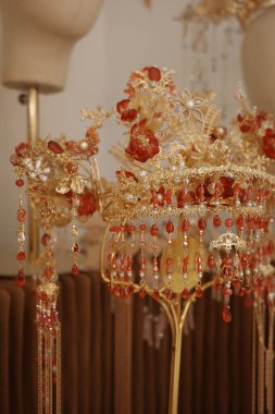 Kapalı alanda cam kristal lambaya yakın çekim