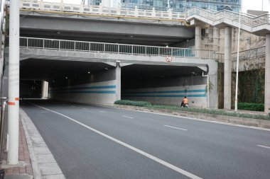 Şehir yolundaki bir tünele yakın çekim