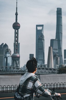 Pudong, Şangay, Çin 'deki hareketli binalar ve Doğu İnci Kulesi