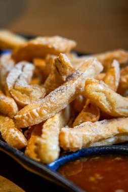 Bir tabak çıtır ve lezzetli Tayvan çerezi, tatlı ve baharatlı.