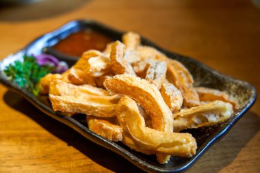 Bir tabak çıtır ve lezzetli Tayvan çerezi, tatlı ve baharatlı.