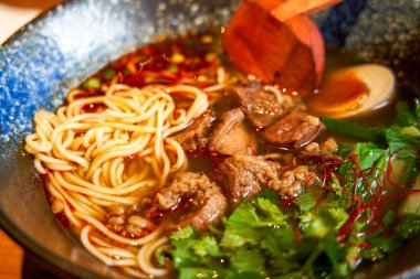 Bir kase otantik ve lezzetli Tayvan baharatlı etli erişte.