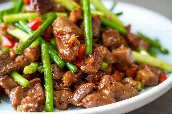 stock image A delicious Chinese home-cooked dish, stir-fried beef with garlic sprouts