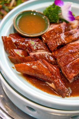 Bir tabak lezzetli kızarmış Çin kazı.