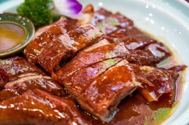 Bir tabak lezzetli kızarmış Çin kazı.