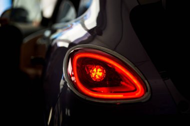 Yeni bir elektrikli arabanın ışıklarına yakın çekim
