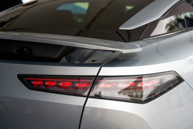 Yeni bir elektrikli arabanın ışıklarına yakın çekim